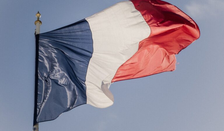 França em alerta: Agência governamental sofre ataque de hackers e dados de cidadãos são comprometidos!