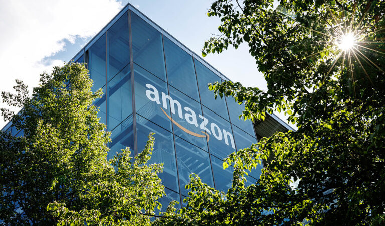 Descubra como a Amazon está revolucionando o mundo dos podcasts e ganhando dinheiro com isso!